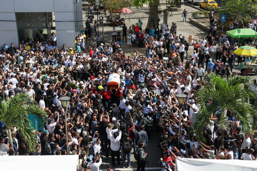 Despedida al alcalde de Manta, Agustín Intriago, por parte de sus amigos, familiares y simpatizantes en Manta.