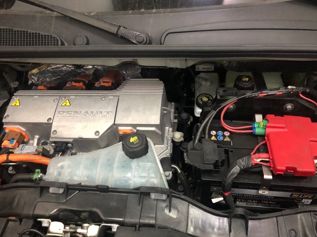 Compartimiento del motor de un vehículo eléctrico.