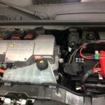 Compartimiento del motor de un vehículo eléctrico.