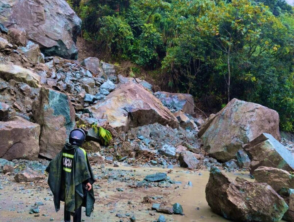 Material pétreo obstaculiza la circulación vehicular.