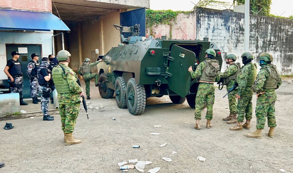 Militares ingresan con tanques a la Penitenciaría del Litoral.