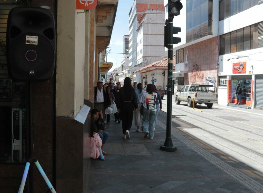 1: Los parlantes en el Centro Histórico han sido parte de aquellos que generan ruido. XCA 2: El pitido de los vehículos es otro problema en toda la ciudad. El ruido que provocan los choferes es una molestia para los transeúntes. XCA