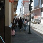 1: Los parlantes en el Centro Histórico han sido parte de aquellos que generan ruido. XCA 2: El pitido de los vehículos es otro problema en toda la ciudad. El ruido que provocan los choferes es una molestia para los transeúntes. XCA