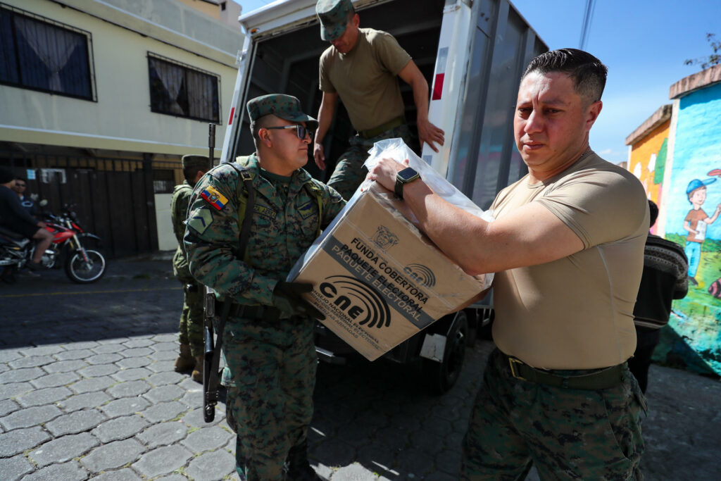 Militares distribuyen material electoral de cara a las elecciones presidenciales y legislativas extraordinarias de Ecuador en Quito. Foto: EFE
