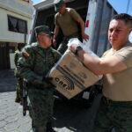 Militares distribuyen material electoral de cara a las elecciones presidenciales y legislativas extraordinarias de Ecuador en Quito. Foto: EFE