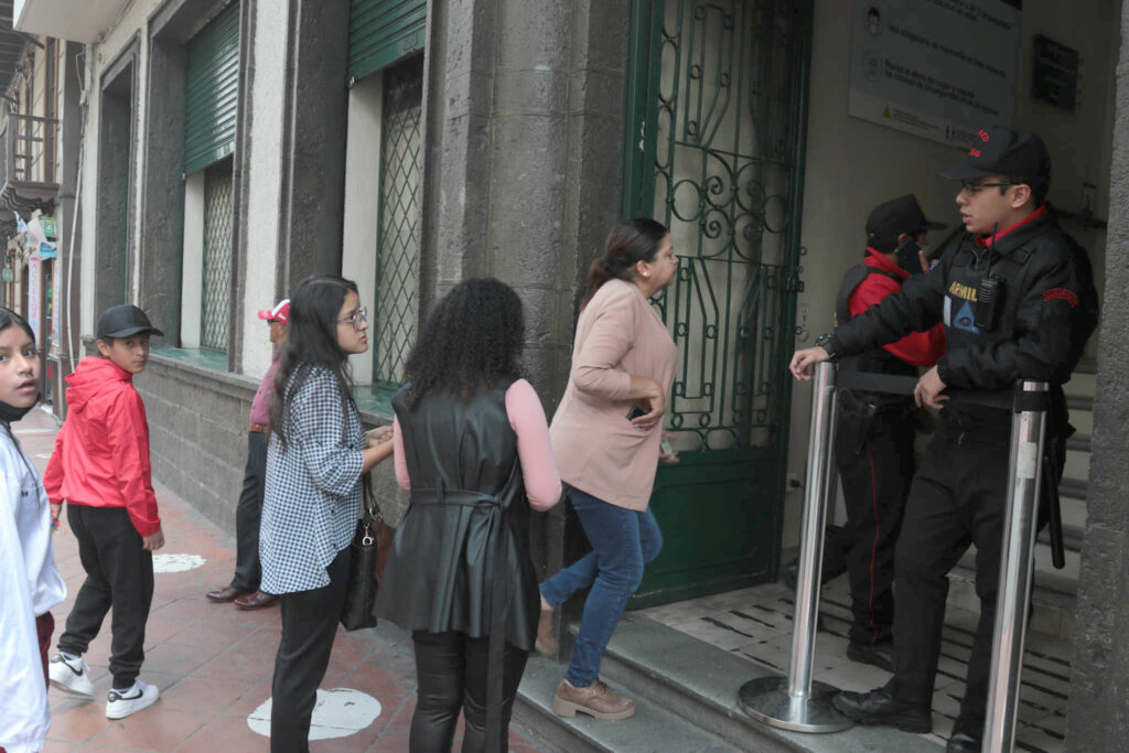 En el dispensario del IESS, ubicado en el Centro Histórico de Cuenca, se evidencia a diario la asistencia de afiliados. /XCA