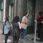 En el dispensario del IESS, ubicado en el Centro Histórico de Cuenca, se evidencia a diario la asistencia de afiliados. /XCA