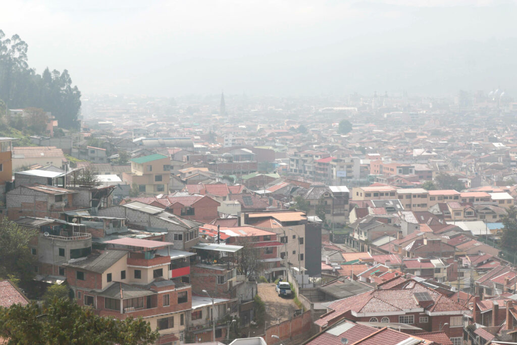 La intensa niebla que se evidencia en horas de la mañana en la ciudad dificulta tener buena visibilidad y por ello se cancelaron vuelos. /XCA