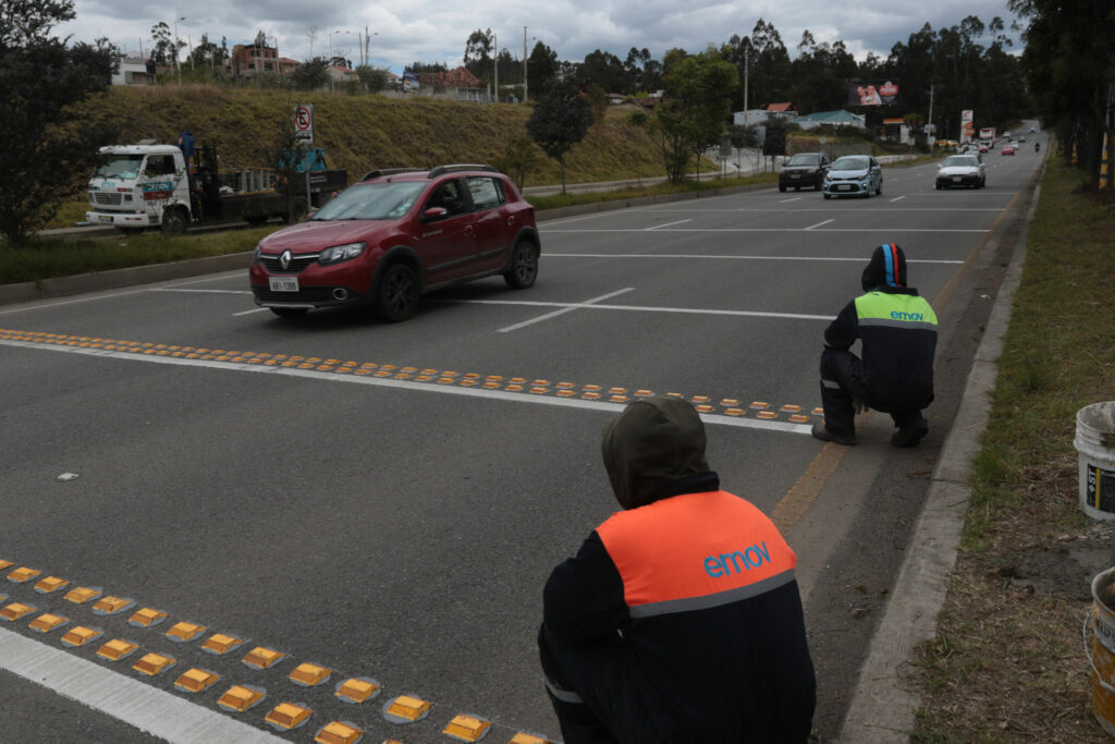 Desde el sábado anterior, personal de la EMOV EP colocó señalización horizontal en la vía rápida Cuenca-Azogues. / XCA