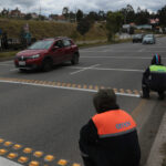 Desde el sábado anterior, personal de la EMOV EP colocó señalización horizontal en la vía rápida Cuenca-Azogues. / XCA