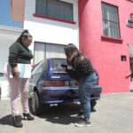 Maritza Elizalde y Génesis González, personal de Vegamon, efectúan la inspección de un vehículo. XCA