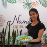 Madeline Villarroel, encargada del Nandala, presenta un tigrillo con queso vegano y aguacate. Foto: XC