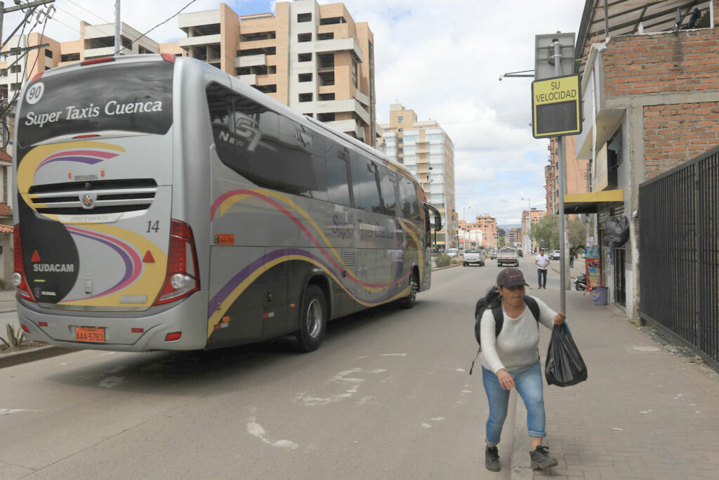 Los radares en la avenida Ordóñes Lasso mantienen el registro de infracciones de tránsito por exceso de velocidad. /XCA