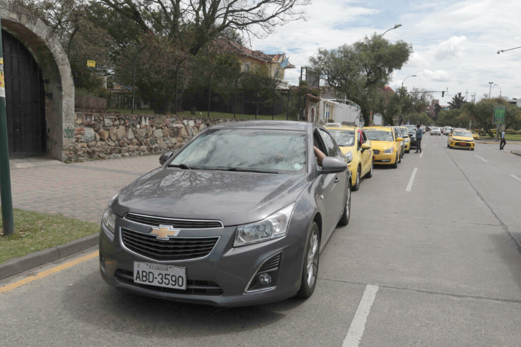 En las estaciones de servicio de la ciudad se registraron largas filas de vehículos para abastecerse de combustible. /XCA