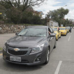 En las estaciones de servicio de la ciudad se registraron largas filas de vehículos para abastecerse de combustible. /XCA