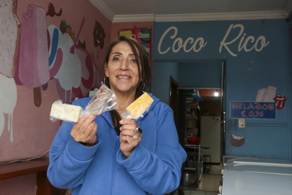 Mercy Zárate es una de las dos hermanas que extiende la tradición de Coco Rico, negocio con más de medio siglo de historia. /XCA