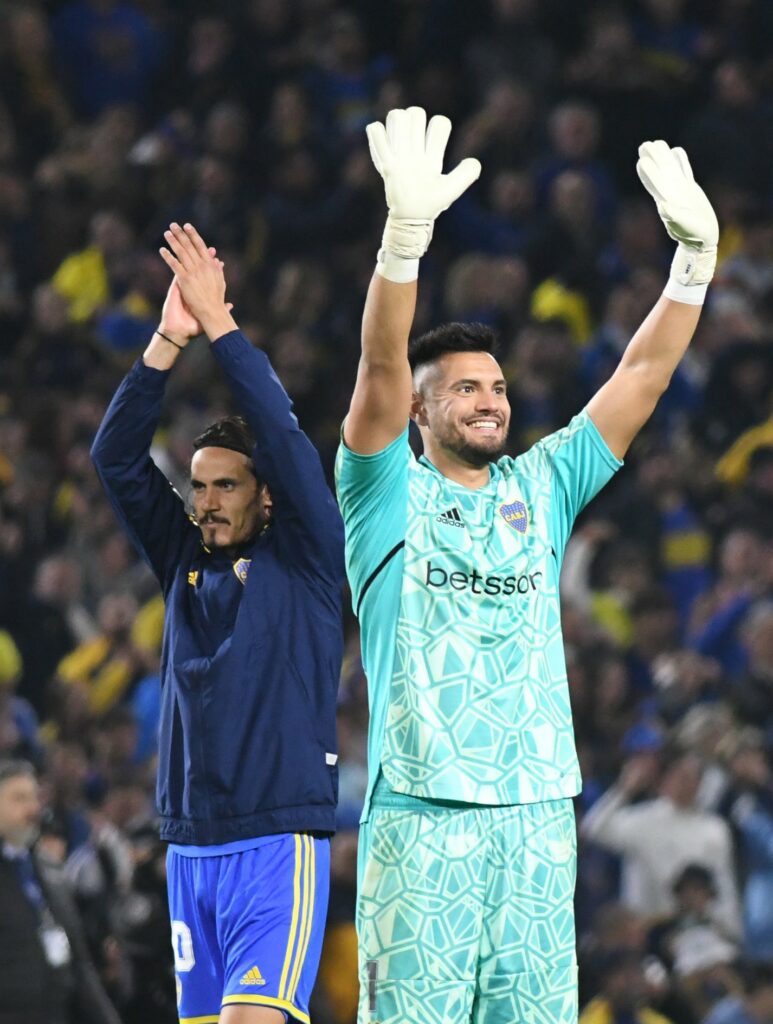 Cavani y Romero celebran clasificación a cuartos de Libertadores.