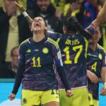 Jugadoras de Colombia celebran clasificación a cuartos del Mundial femenino.