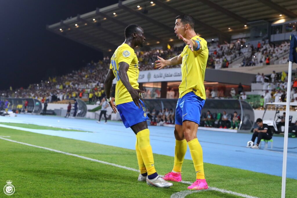 Cristiano Ronaldo celebra gol con Sadio Mane.