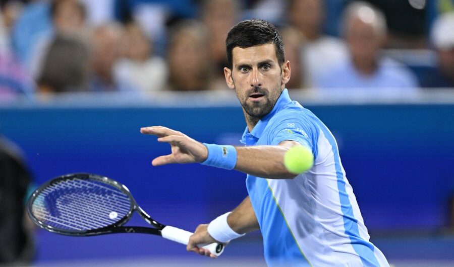 Novak Djokovic se aferra al primer puesto del ranking , con el tenista español, Carlos Alcaraz pisándole los talones