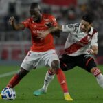 Enner Valencia disputa balón