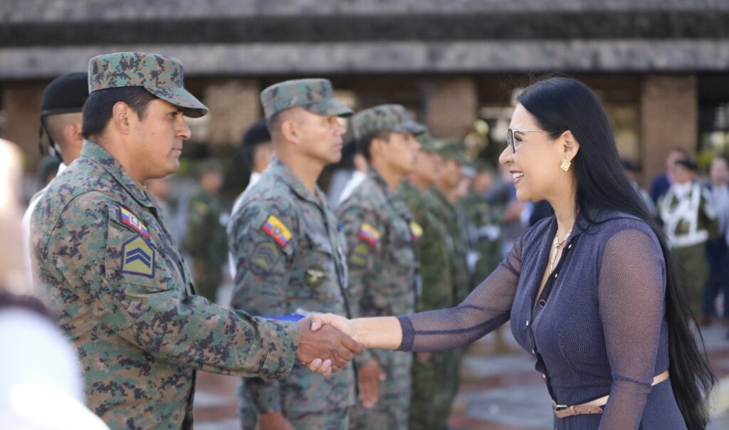 Entrega de credenciales a militares