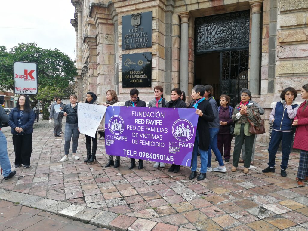 En los exteriores de la Corte Provincial de Justicia de Azuay se realizó un plantón en muestra de apoyo a la madre de Cristina Palacio, Sonia Salamea. /FCS