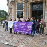 En los exteriores de la Corte Provincial de Justicia de Azuay se realizó un plantón en muestra de apoyo a la madre de Cristina Palacio, Sonia Salamea. /FCS