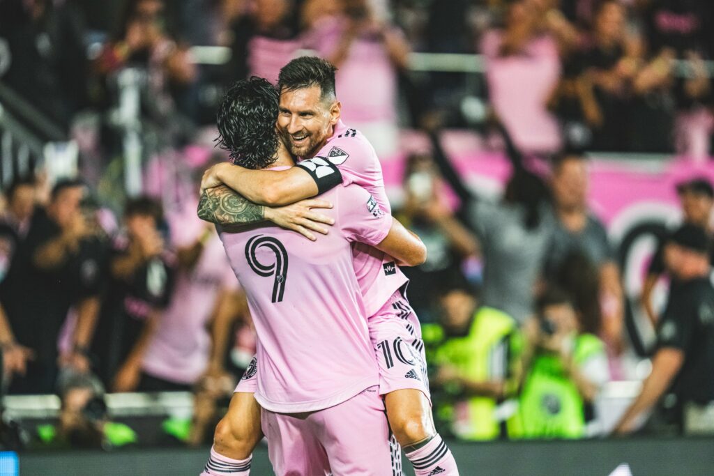 Campana y Messi celebran clasificación a semifinales de la Leagues Cup.