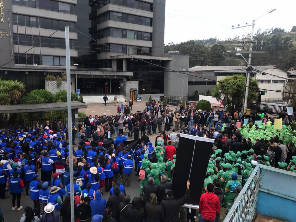 Plantón en las afueras de la Empresa Eléctrica de Cuenca.