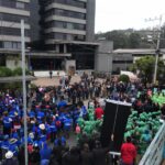 Plantón en las afueras de la Empresa Eléctrica de Cuenca.
