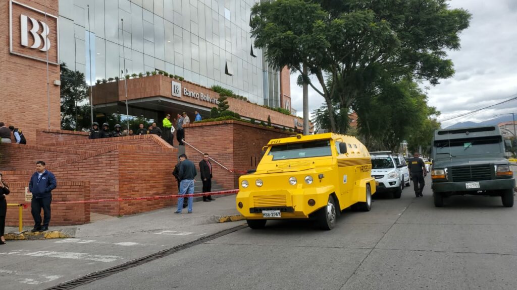 El vehículo blindado fue interceptado en los exteriores del Banco Bolivariano.