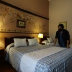 Durante el feriado del 10 de Agosto, centenares de turistas locales y extranjeros optaron por hospedarse en la ciudad de Cuenca. Foto: Archivo