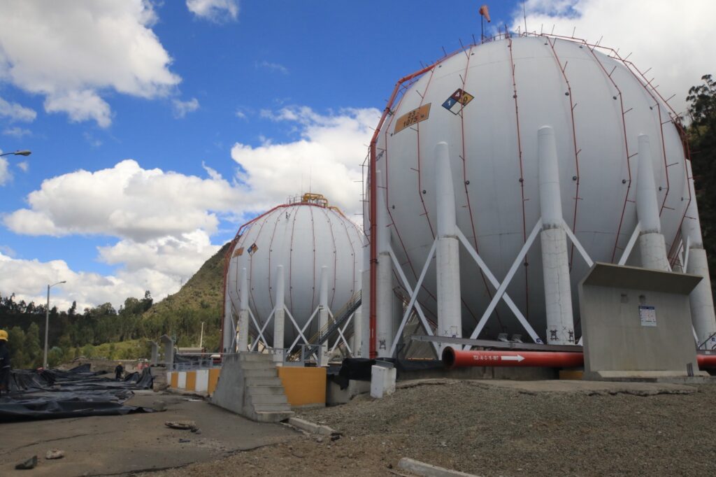 Las esferas tenían una capacidad de almacenamiento de 6.000 toneladas métricas.