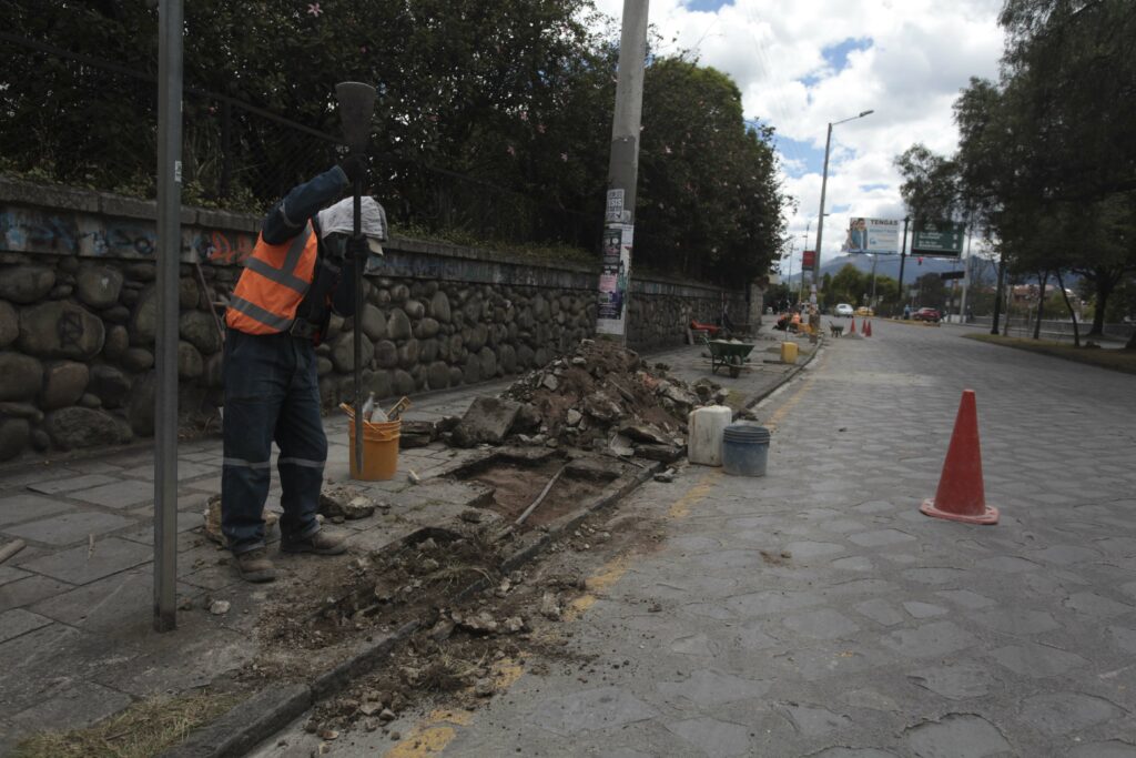 Personal de Obras Públicas labora en diferentes frentes de la ciudad, como en reconstrucción de veredas y bordillos. Foto: Xavier Caivinagua