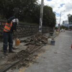 Personal de Obras Públicas labora en diferentes frentes de la ciudad, como en reconstrucción de veredas y bordillos. Foto: Xavier Caivinagua