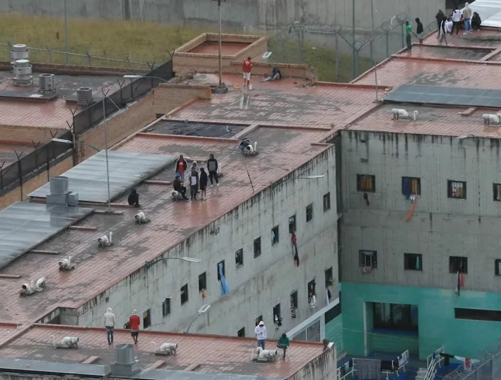 En el último amotinamiento, los privados de la libertad ocuparon los techos y terrazas de los pabellones de la cárcel. / XCA