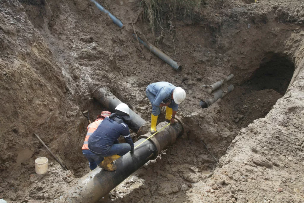 Trabajos preventivos para restablecer el servicio de agua potable en ciertas comunidades aledañas a Rayoloma. /XCA