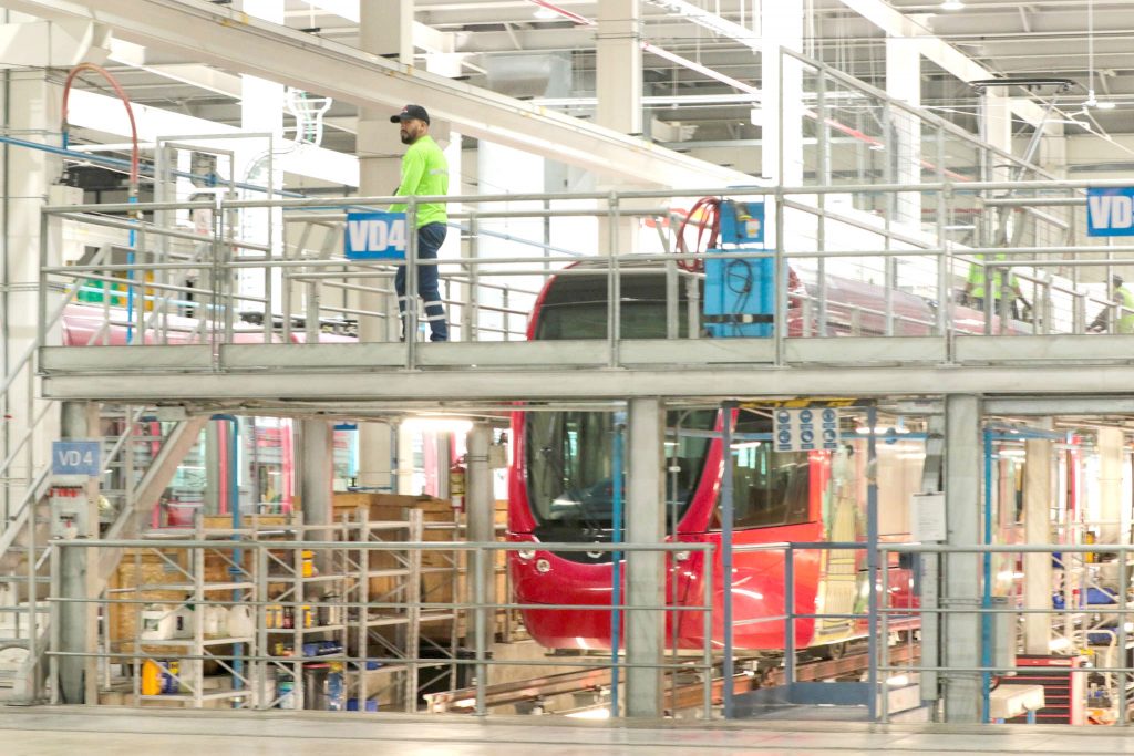Las unidades del tranvía en el patio taller de Cuenca para un revisión habitual de mantenimiento. /XCA
