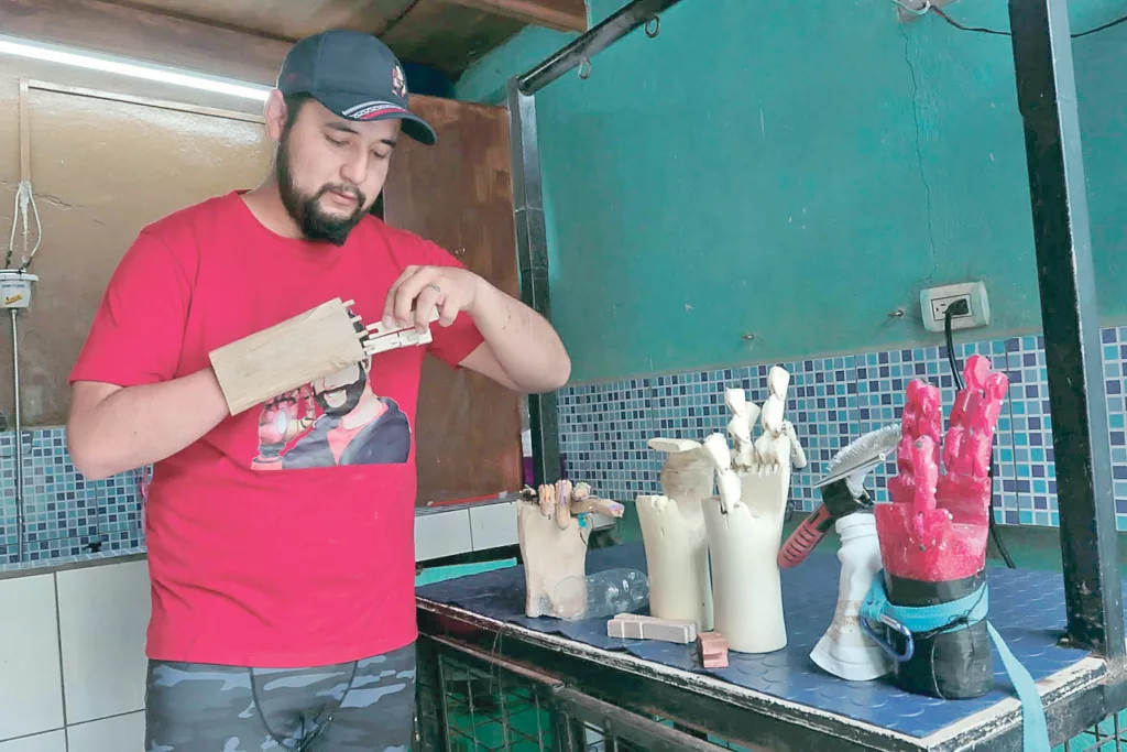 Estas son algunas de las prótesis que ha construido Pedro Brito, más conocido como ‘Paco El Morlaco’. /XCA