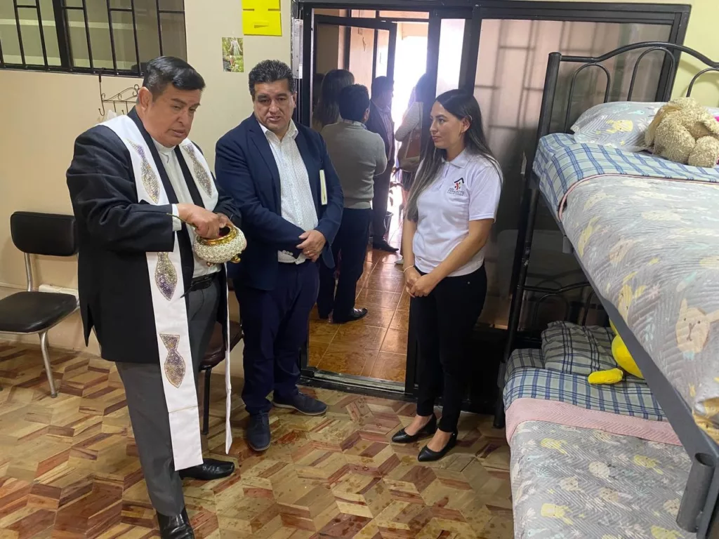 El padre Carlos Quinteros (I) fue el encargado de bendecir el pasado lunes las nuevas instalaciones de la Casa de Acogida “Niño Manuelito”. Cortesía