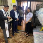 El padre Carlos Quinteros (I) fue el encargado de bendecir el pasado lunes las nuevas instalaciones de la Casa de Acogida “Niño Manuelito”. Cortesía