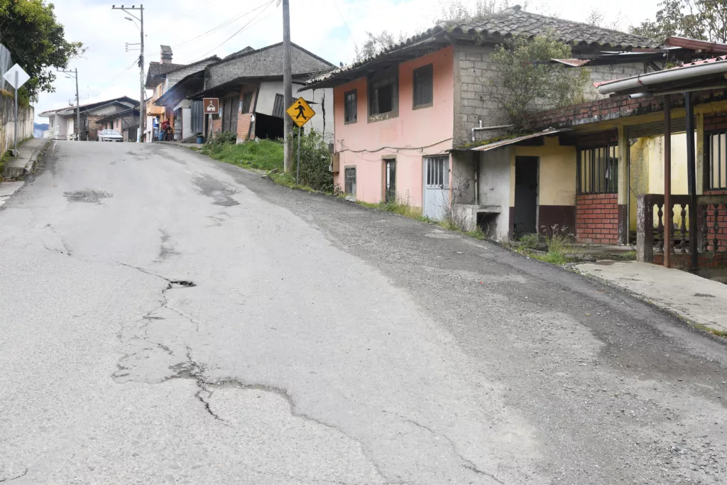 Los hundimientos de tierra se observan en la vía estatal y otras zona de la cabecera parroquial de Palmas.