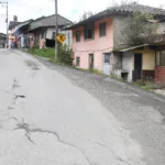 Los hundimientos de tierra se observan en la vía estatal y otras zona de la cabecera parroquial de Palmas.