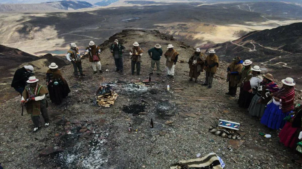 Sabios Aimaras realizan una ofrenda a la Pachamama durante un ritual para aplacar la sequía en Chacaltaya (Bolivia). Foto: EFE