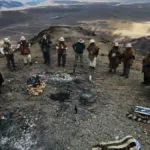 Sabios Aimaras realizan una ofrenda a la Pachamama durante un ritual para aplacar la sequía en Chacaltaya (Bolivia). Foto: EFE