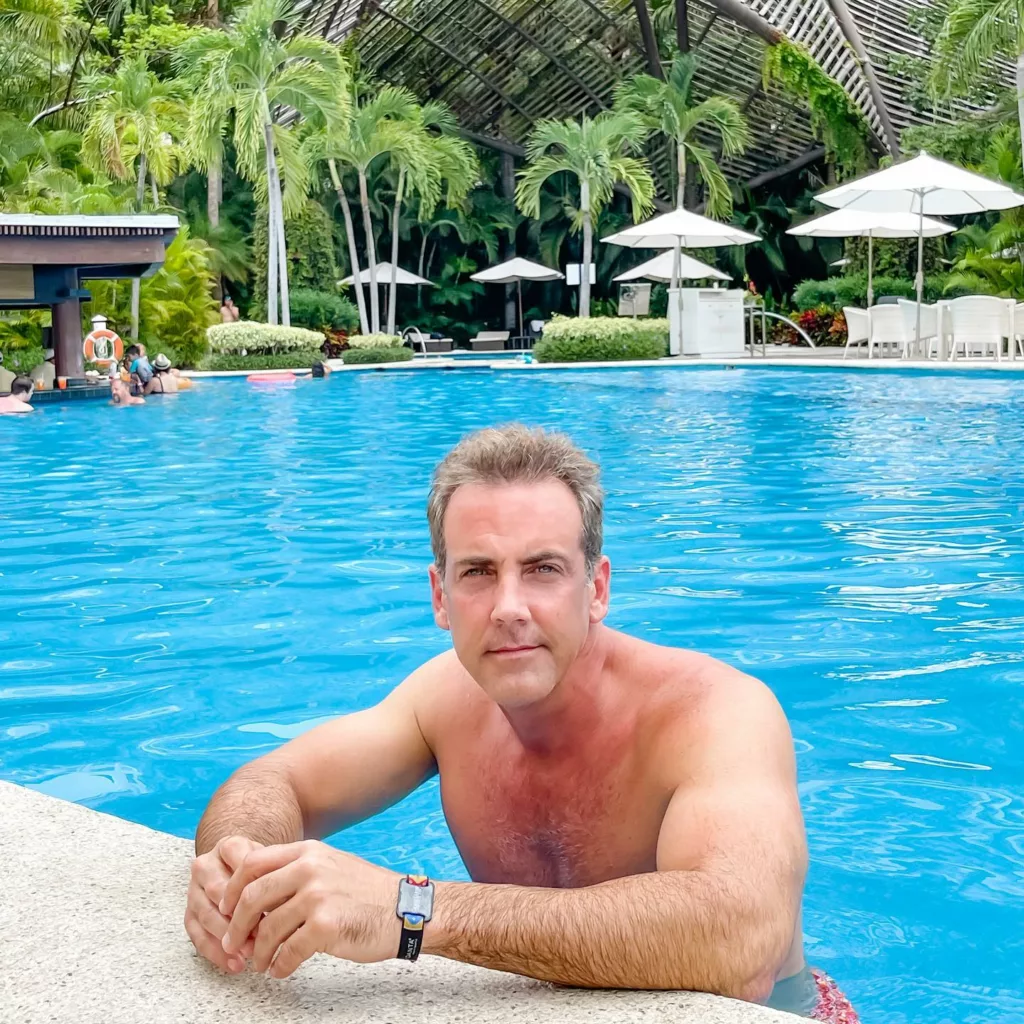 Carlos Ponce anunció que se prepara para pasar el resto de 2023 en España, donde actuará en su primera serie. Foto: Facebook