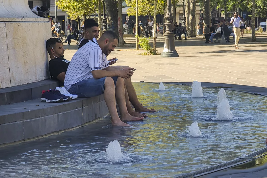 Varias personas se remojan este miércoles en una fuente ornamental de la plaza de la República de París (Francia), para hacer frente a la ola de calor que afronta el país este inicio de septiembre. Foto: EFE