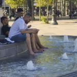 Varias personas se remojan este miércoles en una fuente ornamental de la plaza de la República de París (Francia), para hacer frente a la ola de calor que afronta el país este inicio de septiembre. Foto: EFE