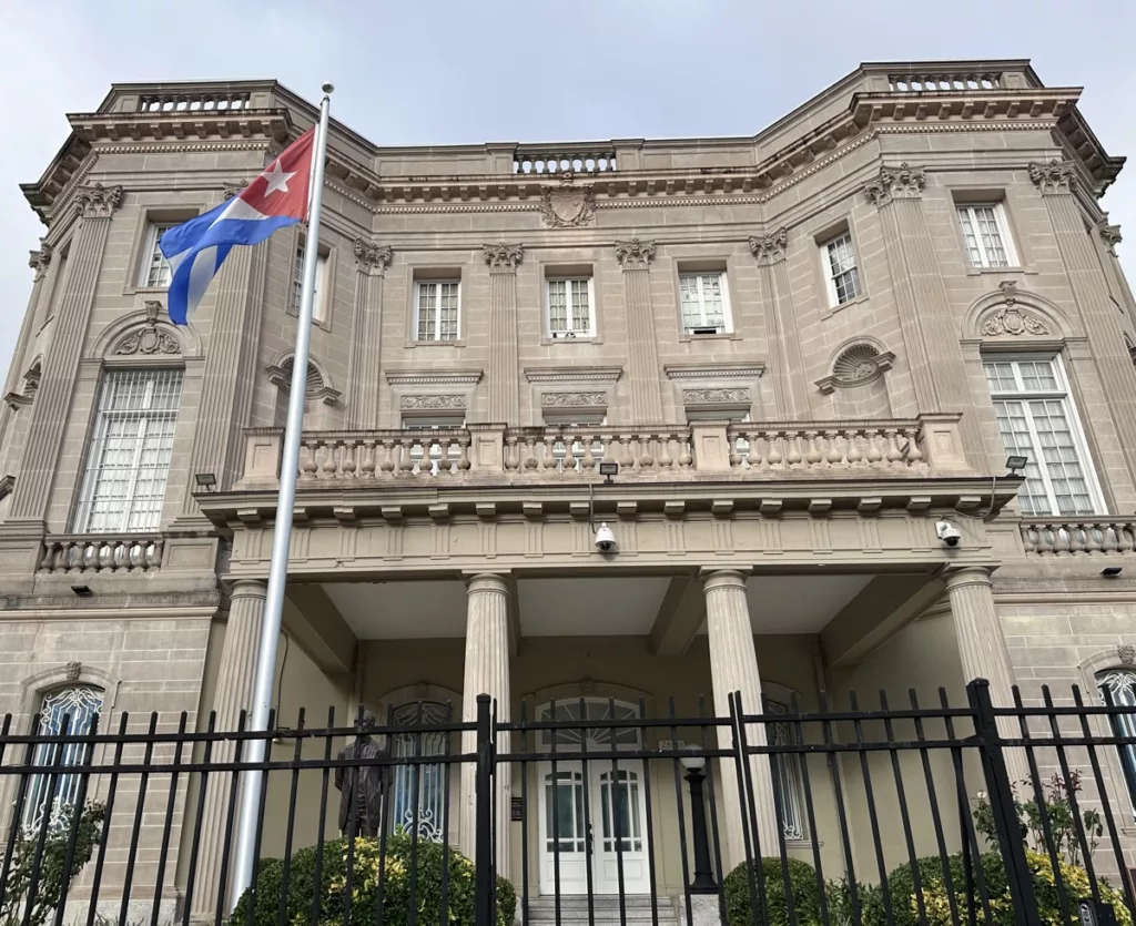 La embajadora de Cuba en EE.UU., Lianys Torres Rivera, indicó este lunes que tras el ataque sufrido en la embajada cubana en Washington se avisó "de inmediato" a las autoridades estadounidenses para comunicarles lo sucedido y que lo investigaran. Foto: EFE